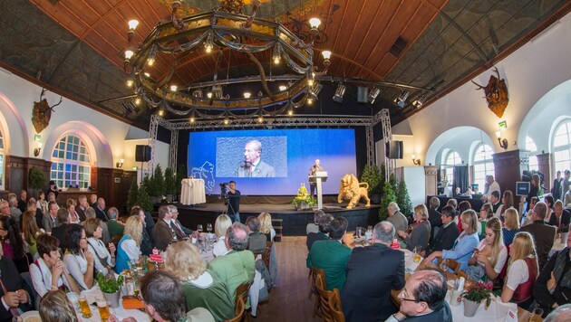 Die Volkspartei motiviert sich beim Rupertitreffen – mit Live-Übertragung in den zweiten Saal (Bild: Neumayr/MMV)