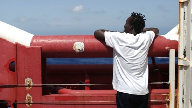 Ein Migrant aus Nordafrika an Bord des Rettungsschiffs Ocean Viking (Bild: AP)