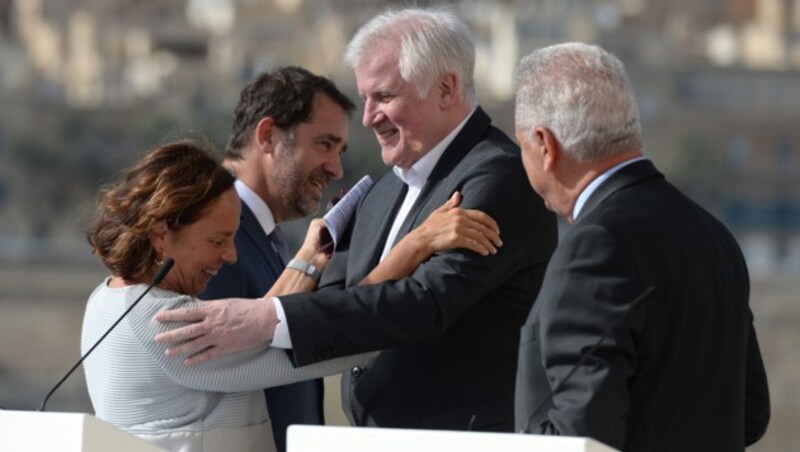 Die italienische Innenministerin Luciana Lamorgese und ihr deutscher Ressortkollege Horst Seehofer am Rande des Treffens in Malta (Bild: APA/AFP/Matthew Mirabelli)