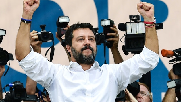 Mit der Geste des Triumphators: Italiens Lega-Chef Matteo Salvini (Bild: APA/AFP/Miguel MEDINA)