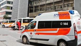 Die Schwerverletzte wurde mit der Rettung in die Innsbrucker Klinik eingeliefert (Symbolbild). (Bild: Christof Birbaumer)