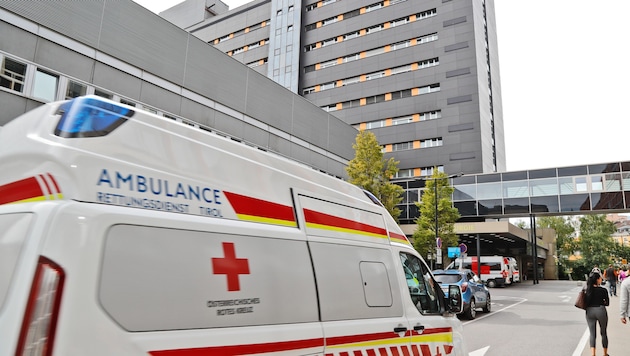 In der Innsbrucker Klinik wurde die Frau behandelt und ihre Verletzungen dokumentiert. (Bild: Christof Birbaumer/Kronen Zeitung)