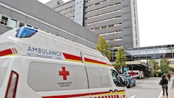Das Unfallopfer wurde in die Klinik Innsbruck eingeliefert.  (Bild: Christof Birbaumer/Kronen Zeitung)