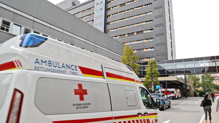 Kadın ambulansla Innsbruck Hastanesine götürüldü (sembolik görüntü).