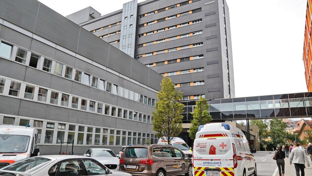 Die Schwerverletzte wurde mit dem Hubschrauber in die Klinik gebracht (Bild: Christof Birbaumer / Kronenzeitung)