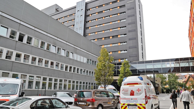 The accident occurred in Innsbruck's Schöpfstraße, not far from the clinic where the injured woman was taken. (Bild: Christof Birbaumer / Kronenzeitung)