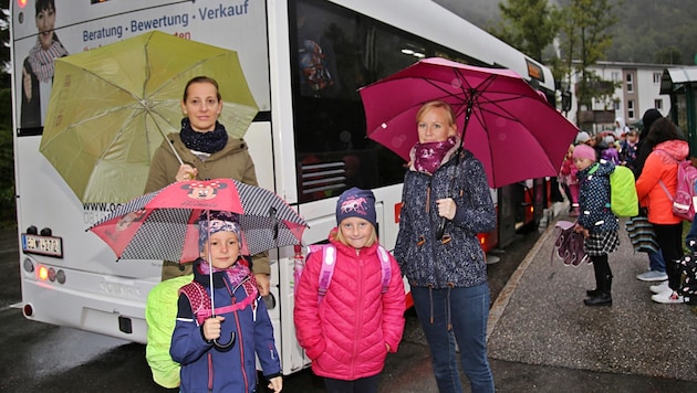 Bereits zweimal wurden Valerie Bichler und und Julia Mühringer (re.) im Regen stehen gelassen. Der Bus fuhr ohne sie ab. (Bild: Hörmandinger Reinhard)