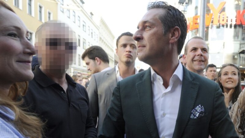 Strache und sein Leibwächter (links) (Bild: APA/Herbert Neubauer)