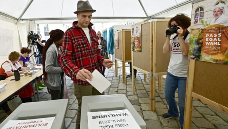 Der Musicaldarsteller Drew Sarich (US-Pass) an der Wahlurne (Bild: APA/HANS PUNZ)