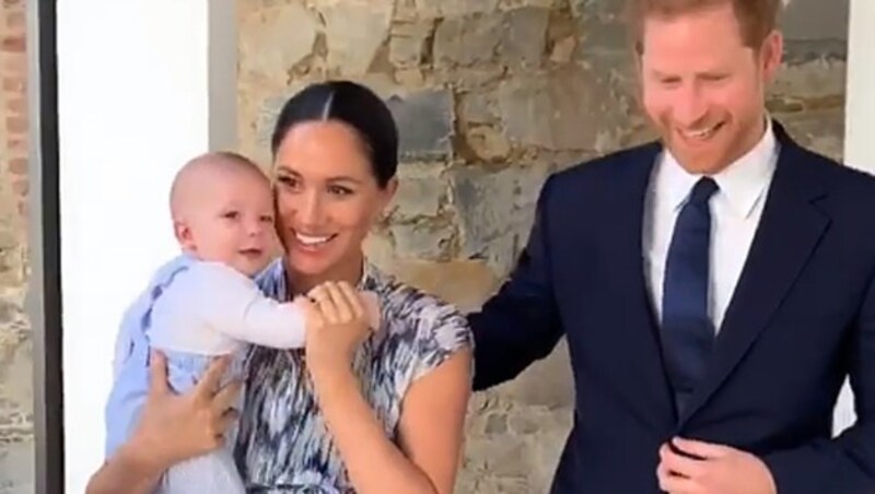 Papa Harry konnte Klein Archie sogar einen Gluckser und ein Grinsen entlocken. (Bild: instagram.com/sussexroyal)