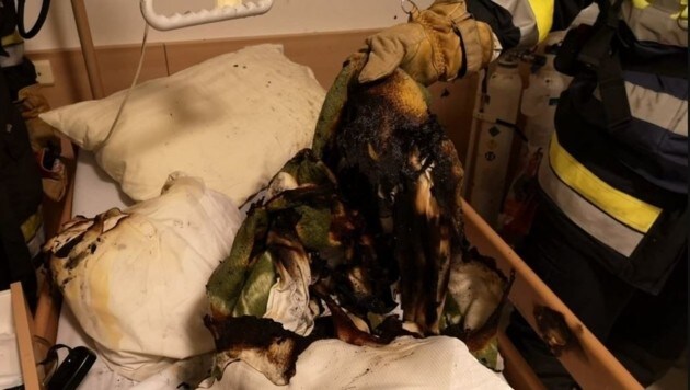 Im Bezirksaltenwohnheim Feldkirchen geriet ein Bett in Brand, ein 79-Jähriger erlitt Verbrennungen dritten Grades. (Bild: FF Feldkirchen)
