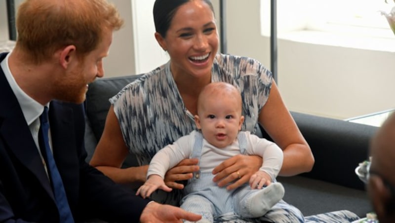 Ganz der Papa: Baby Archie verzückte bei seinem ersten Auftritt in Afrika alle. (Bild: Toby Melville / PA / picturedesk.com)