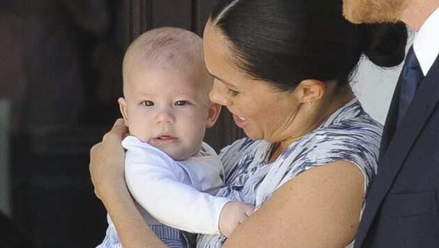 Baby Archie mit Mama Herzogin Meghan (Bild: AP)