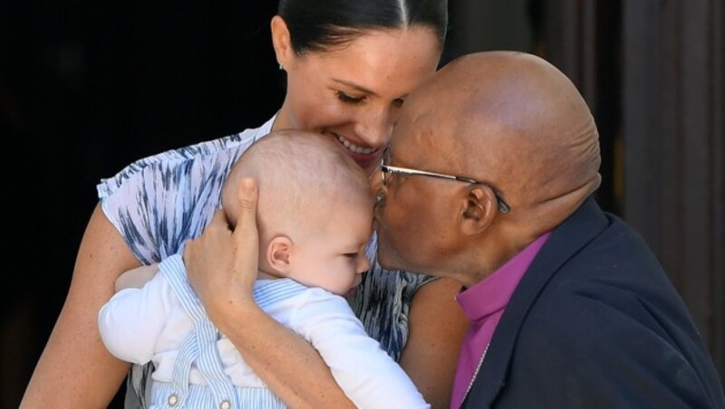 Von Desmond Tutu gab‘s für Archie ein Bussi auf die Stirn. (Bild: Toby Melville / PA / picturedesk.com)