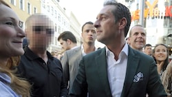 Strache mit seinem damaligen Bodyguard bei einer Wahlkampfveranstaltung in Wien (Archivbild 2014) (Bild: APA/Herbert Pfarrhofer)