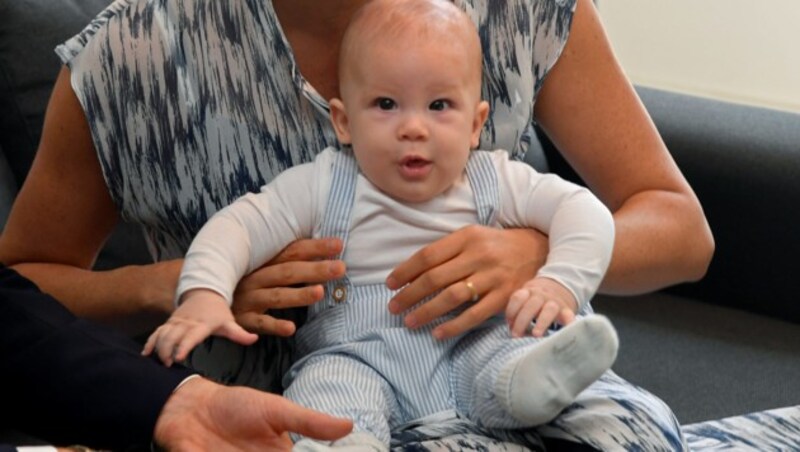 Royal-Fans sind sich sicher: Baby Archie ist ganz der Papa! (Bild: Toby Melville / PA / picturedesk.com)