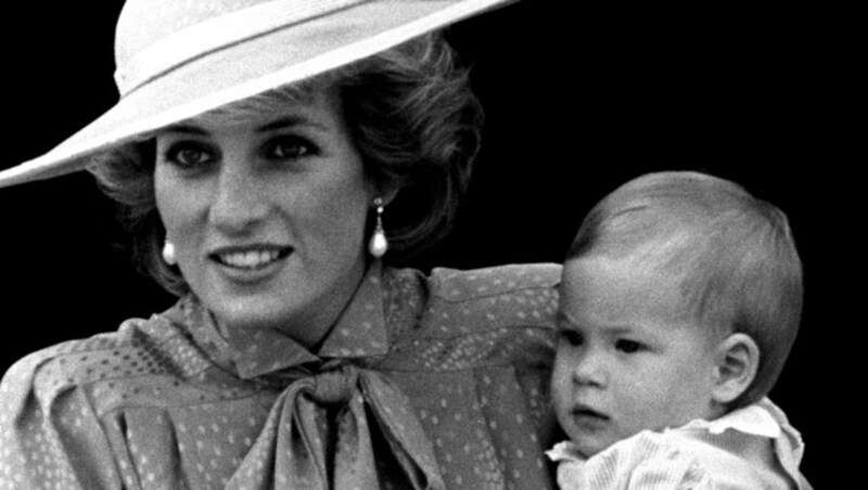 Prinz Harry mit seiner Mama Lady Di im Jahr 1985 (Bild: Ron Bell / PA / picturedesk.com)