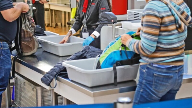 Strenge Kontrolle bei der Sicherheitsschleuse: Plötzlich steht man in Socken da. (Bild: Christof Birbaumer / Kronenzeitung)