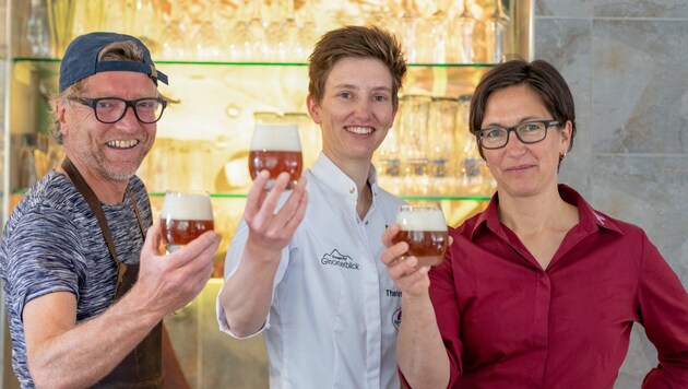 Eltern Konrad und Elisabeth Rogl mit Tochter Theresa (Mitte) beim Verkosten des hauseigenen Bieres „Unsas“. (Bild: EXPA/Johann Groder)