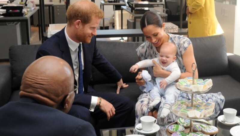 Prinz Harry und Herzogin Meghan mit Baby Archie zum Tee bei Desmond Tutu (Bild: AFP PHOTO/HENK KRUGER/AFRICAN NEWS AGENCY (ANA)/POOL)