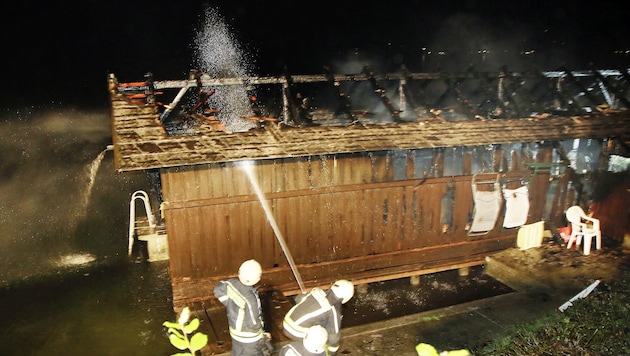 Die Flammen richteten an der Bootshütte großen Schaden an, drei Feuerwehren standen im Löscheinsatz (Bild: Manfred Fesl)