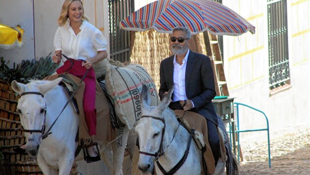 George Clooney ritt gemeinsam mit Brie Larson auf Eseln durch den spanischen Ort Navalcarnero. (Bild: EPA)