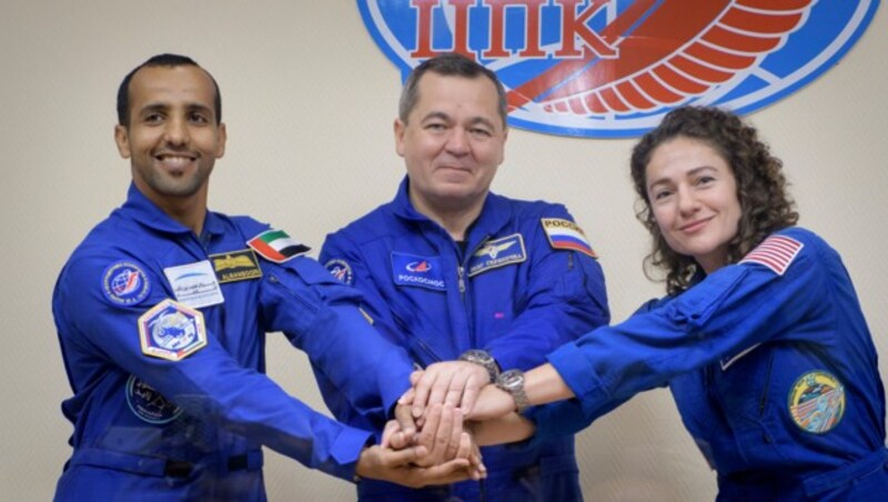 Hassa al-Mansouri mit seinen Kollegen Oleg Skripochka und Jessica Meir (Bild: NASA/Bill Ingalls)