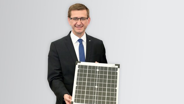 Landesrat Markus Achleitner mit Solarmodul. (Bild: Denis Stinglmayr)