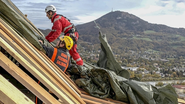 Hoch über den Dächern Salzburgs wird seit Juni gewerkelt. (Bild: Tschepp Markus)