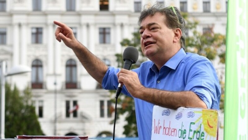 Werner Kogler beim Wahlkampfabschluss der Grünen (Bild: APA/HELMUT FOHRINGER)