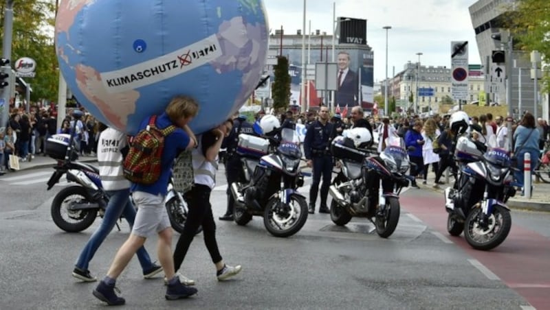 Teilnehmer der Aktion „Earth Strike“ in Wien (Bild: APA/Hans Punz)