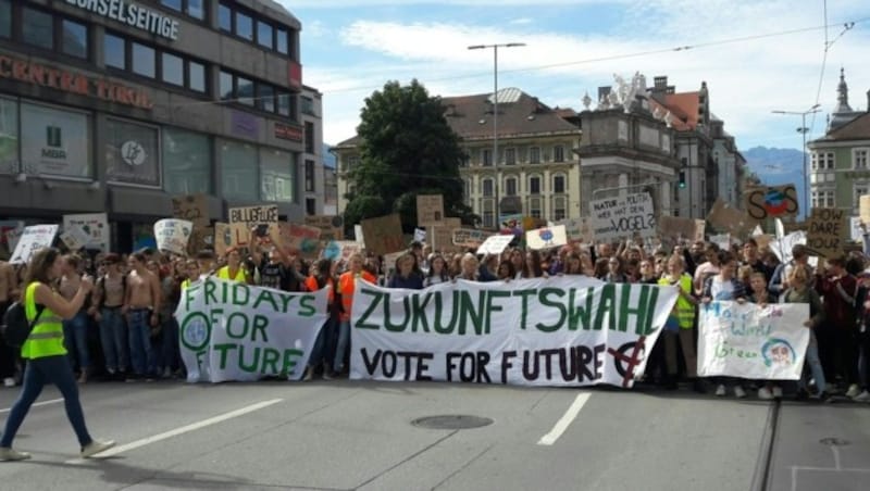 Teilnehmer der Aktion „Earth Strike“ in Innsbruck (Bild: APA/Brigitte Forster)