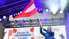 Herbert Kickl liegt in allen Umfragen auf Platz 1. Ungeachtet von Verflechtungen und Verbindungen seiner FPÖ mit rechtsradikalen Medien oder Personen wie von den Identitären.  (Bild: AFP)