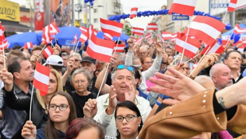 Fans beim FPÖ-Wahlkampf-Finale am Wiener Viktor-Adler-Markt (Bild: AFP)