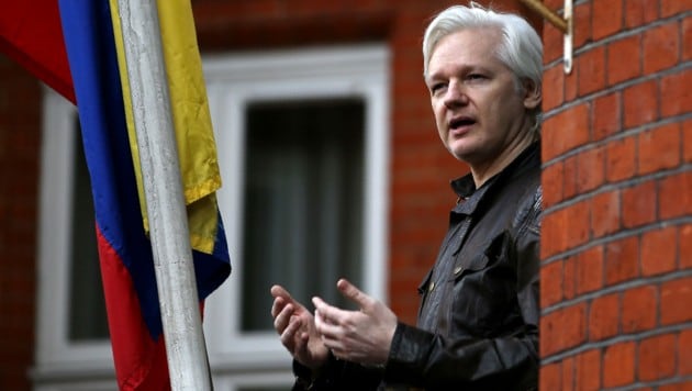 Julian Assange war sieben Jahre lang ein „Gefangener“ der ecuadorianischen Botschaft. Seit 2019 sitzt er in einem britischen Gefängnis. (Bild: APA/AFP/Daniel LEAL-OLIVAS)