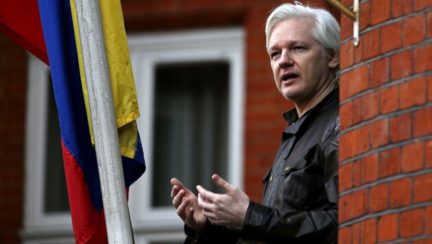 Julian Assange war sieben Jahre lang ein „Gefangener“ der ecuadorianischen Botschaft. Seit 2019 sitzt er in einem britischen Gefängnis. (Bild: APA/AFP/Daniel LEAL-OLIVAS)