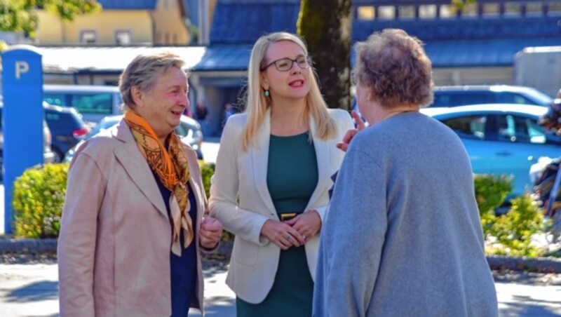 Die Tiroler VP-Spitzenkandidatin Margarete Schramböck bei der Stimmabgabe in der Volksschule St. Johann. (Bild: Hubert Berger)