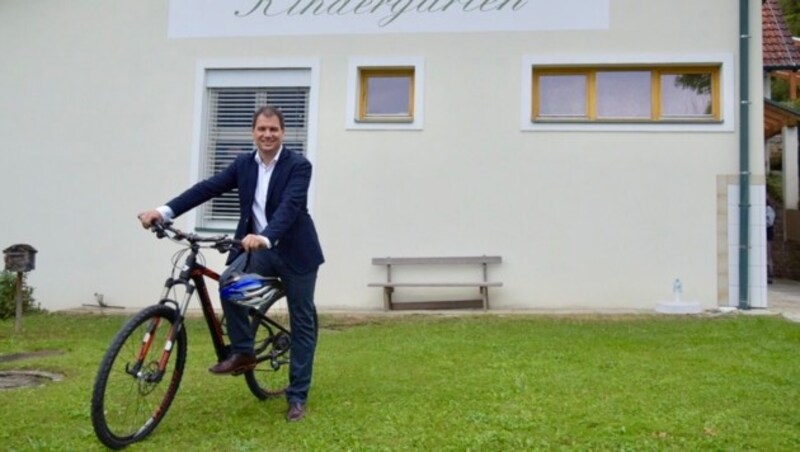 Landeshauptmann-Stellvertreter Michael Schickhofer vor seinem Wahllokal, dem Kindergarten in Baierdorf bei Anger (Bild: Land Steiermark/Bektas)