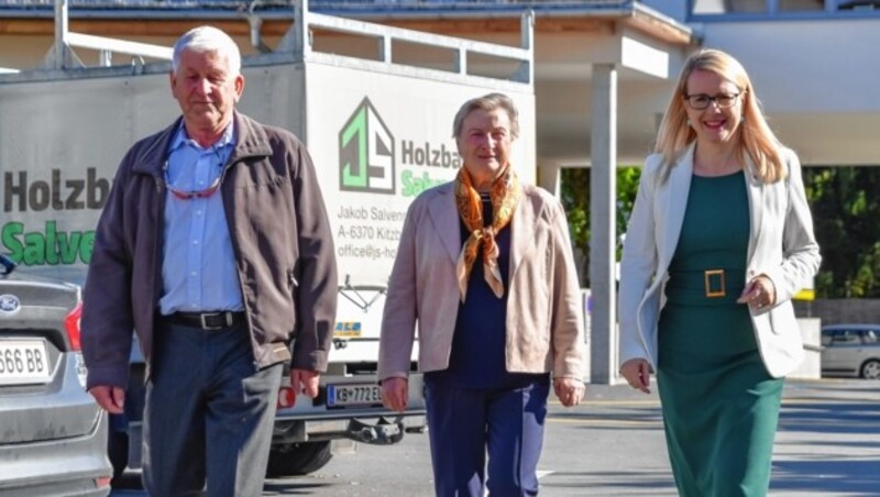 Die Tiroler VP-Spitzenkandidatin Margarete Schramböck kam mit ihren Eltern Annemarie und Heinrich zur Stimmabgabe in die Volksschule St. Johann. (Bild: Hubert Berger)