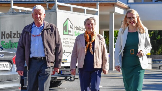 Die Tiroler VP-Spitzenkandidatin Margarete Schramböck kam mit ihren Eltern Annemarie und Heinrich zur Stimmabgabe in die Volksschule St. Johann. (Bild: Hubert Berger)