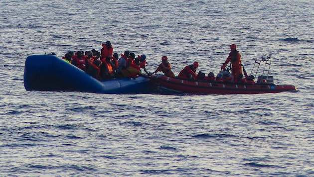 Flüchtlingsboot (Symbolbild) (Bild: AFP (Symbolbild))