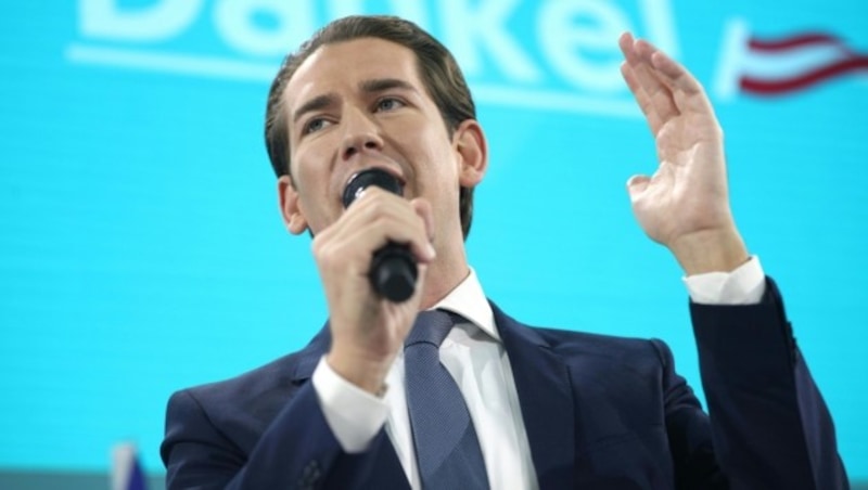 ÖVP-Chef Sebastian Kurz bedankte sich unter „Kanzler Kurz“-Sprechchören bei seinen Anhängern. (Bild: APA/GEORG HOCHMUTH)