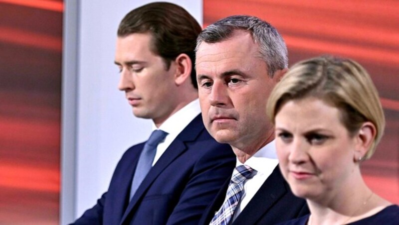 FPÖ-Spitzenkandidat und Wahlverlierer Norbert Hofer (FPÖ) zwischen Wahlsieger Sebastian Kurz (ÖVP) und Beate Meinl-Reisinger, die mit ihren NEOS ebenfalls einen Erfolg verbuchen konnte (Bild: APA/Herbert Neubauer)