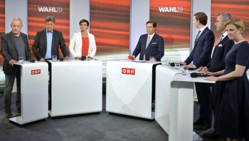 Die Spitzenkandidaten nach geschlagener Wahl: Peter Pilz (JETZT), Werner Kogler (Grüne), Pamela Rendi-Wagner (SPÖ), Sebastian Kurz (ÖVP), Norbert Hofer (FPÖ) und Beate Meinl-Reisinger (NEOS) bei ORF-Moderator Matthias Schrom (Bild: APA/HERBERT NEUBAUER)