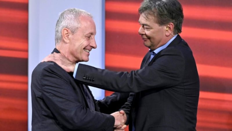 Handschlag nach bestrittener Nationalratswahl: Peter Pilz (links) und Werner Kogler (Bild: APA/Herbert Neubauer)