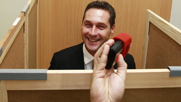 Heinz-Christian Strache grinste 2008 noch aus der Wahlkabine in die Kameras, 2019 bricht seine FPÖ-Welt zusammen. (Bild: APA)