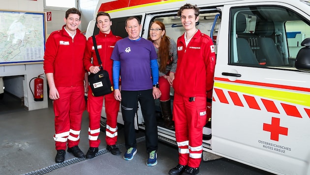 Das Sani-Team mit dem Geretteten Günther Dullnig und seiner Frau Traudi (Bild: © OÖRK / Michaela Greil)