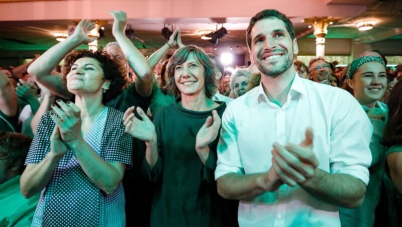 Alev Korun, Birgit Hebein und Klaus Schwertner von den Grünen am Wahlabend (Bild: EPA)