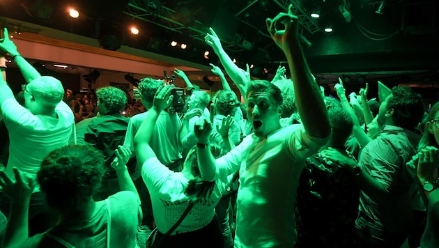 Grün-Anhänger feierten das Comeback ihrer Partei. (Bild: APA/ROLAND SCHLAGER)