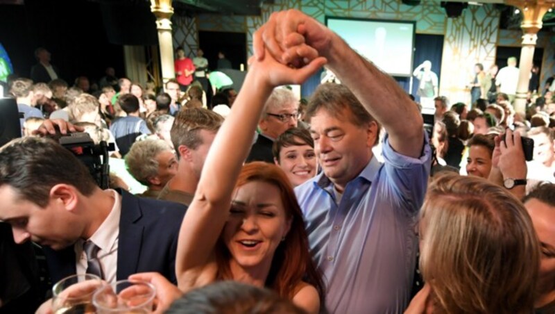 Spitzenkandidat Werner Kogler wagte im „Metropol“ ein Tänzchen. (Bild: APA/ROLAND SCHLAGER)